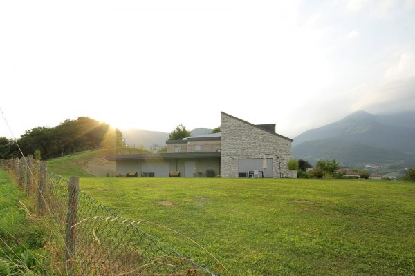 FELTRE.In posizione dominante villa high tech con giardino.