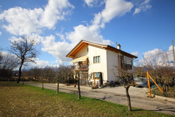 MEL. Casa bifamiliare con terreno ed annesso rustico, parzialmente ristrutturata