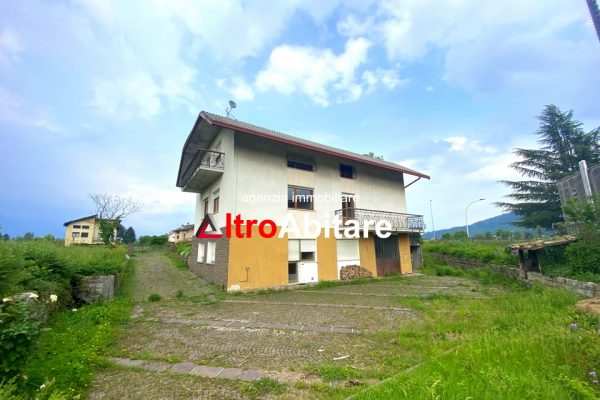 Lentiai. Casa singola con 3 appartamenti indipendenti. giardino