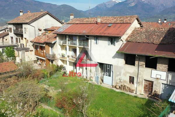 Zona centrale. Porzione terra cielo di grande volumetria ,appartamenti indipendenti,terreno depositi e garage