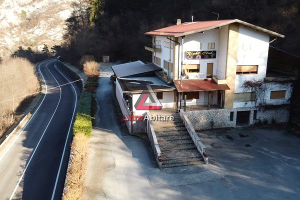 Casa indipendente con attivita commerciale